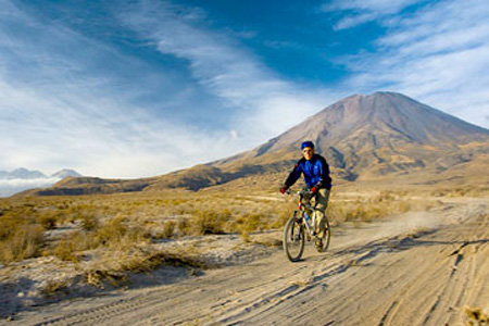 Descendo de Bicicleta o Vulcão El Misti