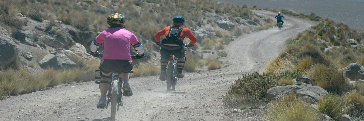 Descendo de Bicicleta o Vulcão El Misti en Arequipa