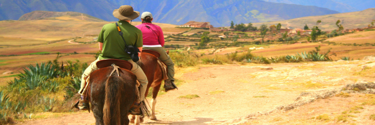 Cavalgada nos arredores de Sacsayhuaman en Cusco