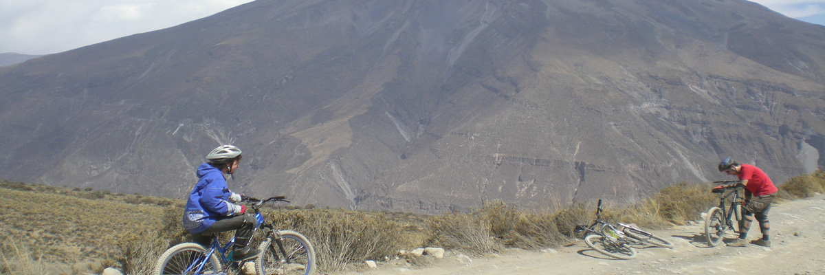 Descendo de Bicicleta o Vulcão El Misti en Arequipa