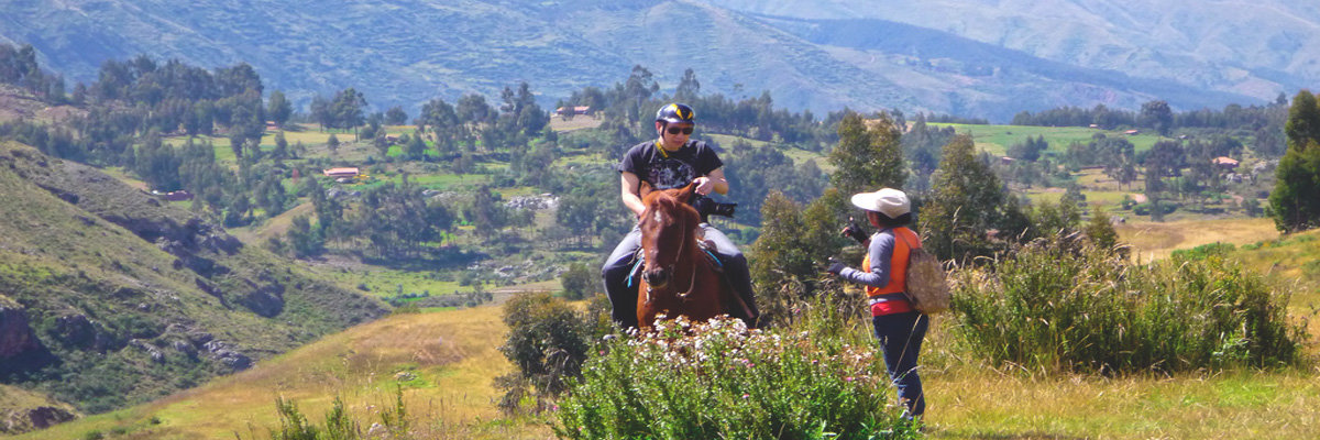 Cavalgada nos arredores de Sacsayhuaman en Cusco